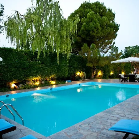 ホテル Bona: A Secluded Less Than 50 Min. From Athens Intl. Airport Paralía Avlídhos