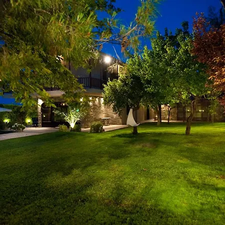 ホテル Bona: A Secluded Less Than 50 Min. From Athens Intl. Airport Paralía Avlídhos
