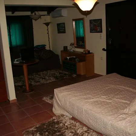 ホテル Bona: A Secluded Less Than 50 Min. From Athens Intl. Airport Paralía Avlídhos